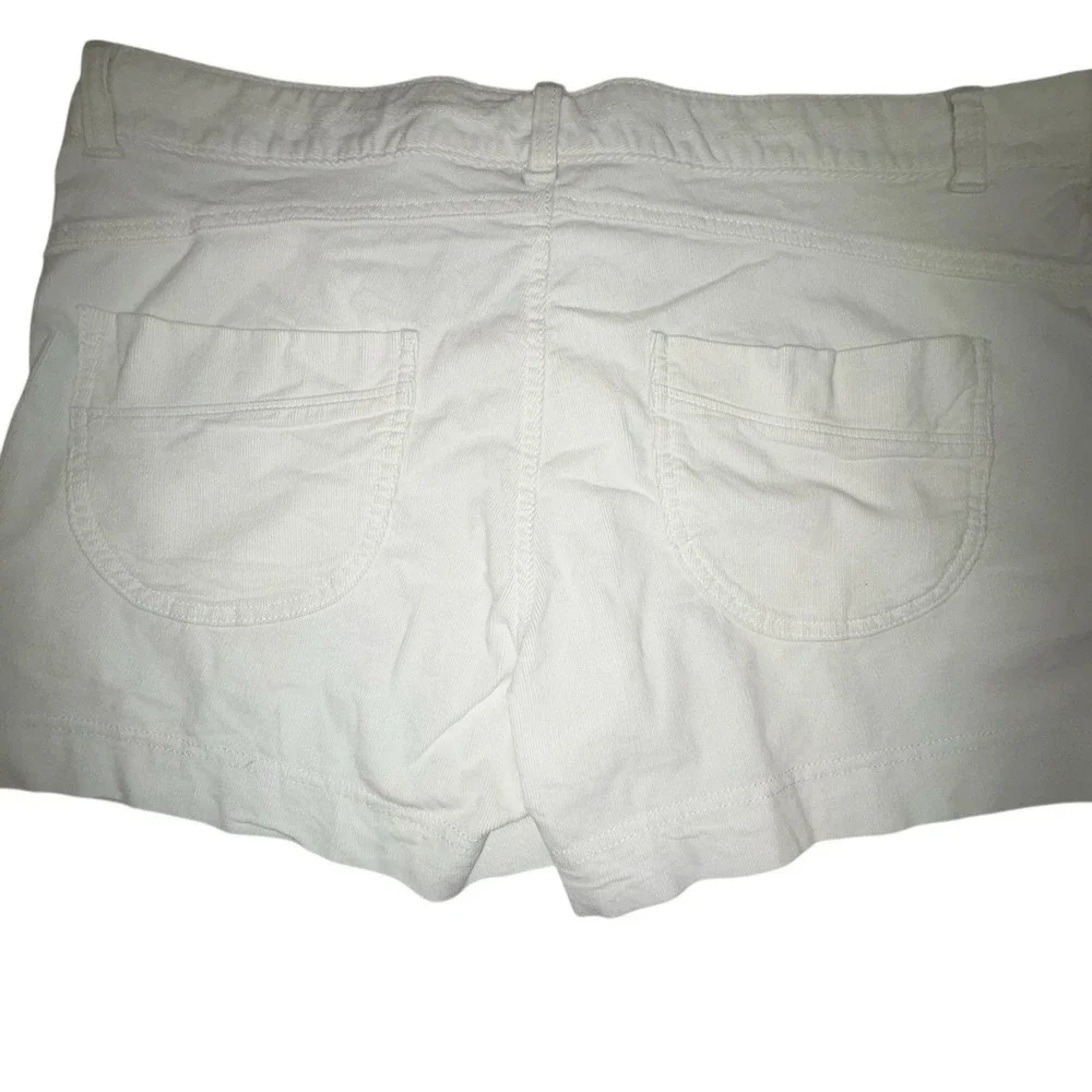 Athleta pica white